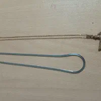 گردنبند ماری و زنجیر به همراه مجسمه کوروش