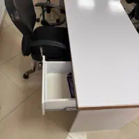 تعدادی میز تحریر و صندلی اداری به فروش میرسد