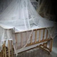 تخت کنار مادر