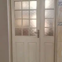 تعدادی درب سالم همراه با چهارچوب