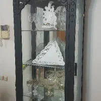 ویترین چوبی در حد نو، با درب شیشه ای از دو طرف