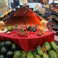 دو فروشنده خانم برای میوه فروشی