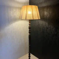 آباژور ایستاده کنار سالنی|چراغ خواب و آباژور|هشتگرد, شهرک ولیعصر (مصلی)|دیوار