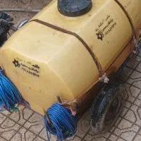کارگر سمپاشی باغ