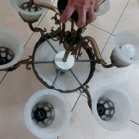 لوستر ۶ شاخه بدنه برنز و یک دیوارکوب