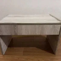 میز تحریر ام دی اف کشودار نشسته