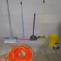 نظافتچی هستم با وسایل نظافتی