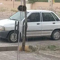 راننده با ماشین یا سرویس