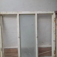 درب چوبی سالم و پنجره کوچک