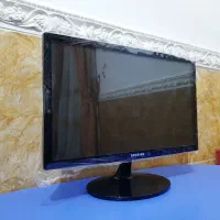 مانیتور کامپیوتر و دوربین مداربسته