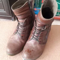 پوتین چرم اصل .در حد نو سایز ۴۰