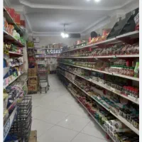 کارگر پسر جوان برای فروشگاه مواد غذایی