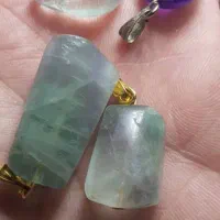 مدال آویزهای سنگ طبیعی طرح دفرمه خاص و کمیاب|جواهرات|ارومیه, |دیوار