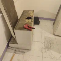 تعدادی کابینت وهود آشپزخانه بسیار تمیز فلزی