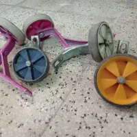 کمکی دوچرخه و تعدادی چرخ رو رو ک