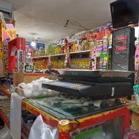 کارگر ساده برای چیدمان مغازه خانم باشد