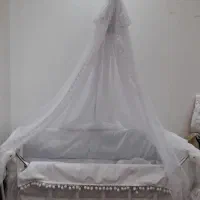 گهواره و تخت کنار مادر