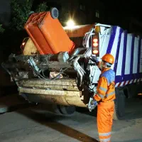 نیروی کارگر جمع آوری زباله شب