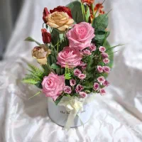 یک باکس گل مصنوعی نو، مناسب کادو و هدیه