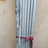 درب چوبی و آکاردئون و چارچوب در