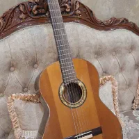 گیتار دست‌ساز تمام چوب