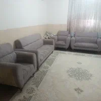 یک دست مبل، یک عدد غذا ساز چند کاره و یک عدد پنکه