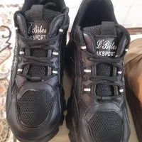 فروش ی جفت کفش و دمپایی صندل