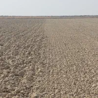 اماده سازی زمین با کلوخ شکن تسطیح لیزری