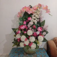 گل مصنوعی و میز خاطره