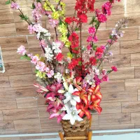 گل و گلدان کنار سالنی
