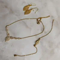 ست گردنبند  دستبند رنگ ثابت . یک جفت گوشواره اضافه