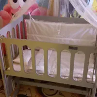 تخت کنار مادر