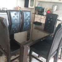 میز نهار خوری ۶ نفره سالم و تمیز بدون هیچ مشکلی