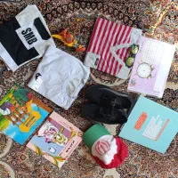 کتاب داستان و تیشرت شلوارک و کفش جورابی