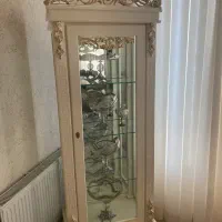 بوفه چوبی و ساعت ایستاده