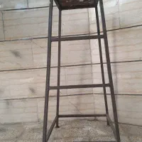 یک عددچهارپایه فلزی قدیمی