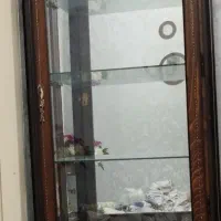 یک عدد ویترین کم جا قهوه ای با دوکشو