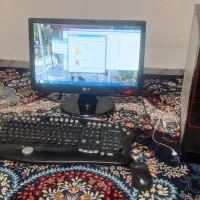 کامپیوتر قدیمی با تمام لوازم