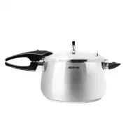 کارگر انبار لوازم آشپزخانه