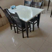 میز و صندلی رستوران بسیار تمیز