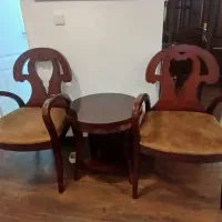 دو عدد صندلی و میز چوبی