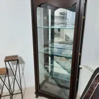 بوفه ویترینی شیشه‌ای شیک و تمیز