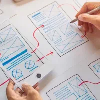 همکاری پروژه‌ای با طراح UI/UX وب‌سایت مسلط به