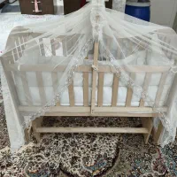گهواره کنار تخت مادر نو استفاده نشده