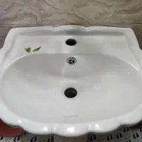 روشویی نو هنوز شیر بهش وصل نشده