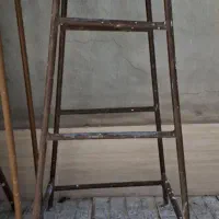 چهارپایه اهنی بلند و محکم