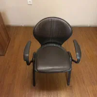 صندلی چرمی تک نفره پایه فلزی تمیز