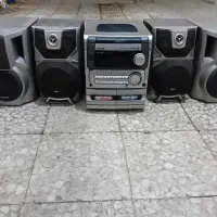 یک دستگاه پخش قدیمی سی دی خور و فلش خور