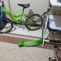 دو تا دوچرخه و یک اسکوتر