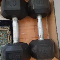 یک جفت دمبل ۱۰ کیلویی (مجموعا ۲۰ کیلو)